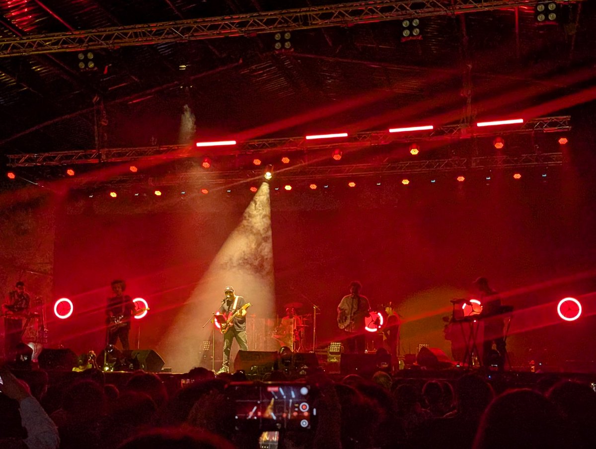 حال اونی که گفت بمرانی یه لول بالاتر از بقیه ست بهش هجمه وارد شد رو دیشب درک کردم.دیشب شبی عالی در یک هوای خوب و حتی در آخر هم بلند شدیم و رقصیدیم با بمرانی.بمرانی ادعایی نداره و کسایی که باهاش حال میکنن از کار و اجراشون لذت میبرن کسایی هم حال نمیکنن متاسفیم بابت تجربه بدشون:)