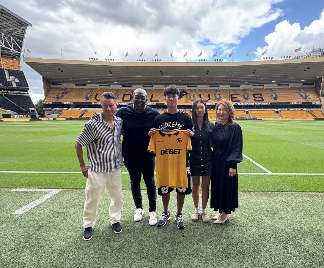 Nigel had the privilege to join former player Minkyu Ji and his family as he signed his first professional contract with <a href="/Wolves/">Wolves</a> recently 
Keep working hard Minkyu, we look forward to continuing to support you and your family 🤝