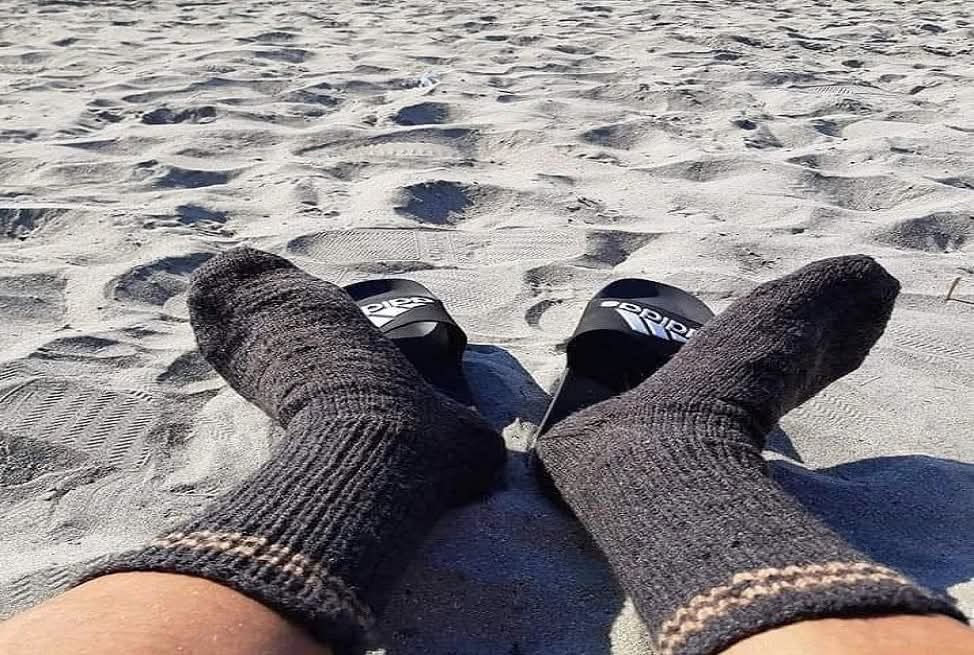 Mirando al mar soñé
Que estabas junto a mí
Mirando al mar yo no sé qué sentí
Que acordándome de ti lloré
La dicha que perdí
Yo sé que ha de tornar
Y sé que ha de volver a mí
Cuando yo esté mirando al mar.