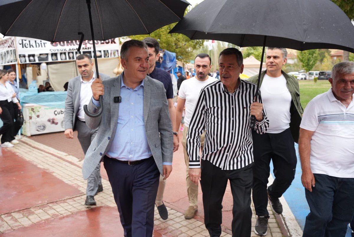 06melihgokcek's tweet photo. ÇUBUK FESTİVALİ DOLAYISIYLA ÇUBUĞU ZİYARET ETTİM…
ÇUBUK BELEDİYE BAŞKANI BAKİ DEMİRBAŞ VE ÇUBUK İLÇE BŞK VE MECLİS ÜYELERİ ÇOK GÜZEL EV SAHİPLİĞİ YAPTI…
YAPILAN HİZMETLERİN VİDEOSUNU SEYRETTİM.
SAMİMİYETLE SÖYLÜYORUM YAPILAN HİZMETLER MANSUR’A 5 BASAR…

TEBRİKLER, BAŞARILARIN DEVAMINI DİLİYORUM…