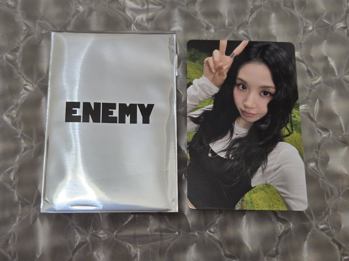 aoaya_7's tweet photo. TWICE ENEMY ラントレ トレカ  交換 

譲）1、2枚目
求）モモ>>ナヨン>>全員
      1万トレカは今回のENEMYでなくてもいいです
    （THISISFORなど最近の物でお願いします）

まとめて交換できる方優先させて頂きます
郵送希望📮
お気軽にお声掛けください🙇🏻‍♀️ https://t.co/Jr9Pkuz0LO