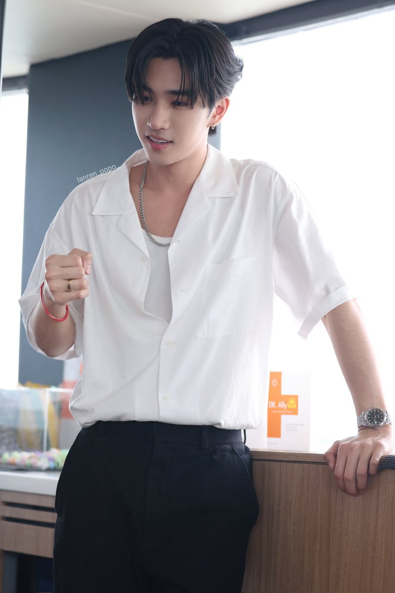 เมื่อไอ้ 2 แสบ เค้ามีงานวันเดียวกัน  
คนน้อง… งานอยู่ในห้าง
คนพี่… งานอยู่ในเรือกลางทะเล
แล้วนี่..มันยังไงนะคะ??   

บอกแล้วว่า.. “แซนต้า” จะโตมาเป็น “เพิร์ธ”  ไอ้คู่นี้มันเหมือนกันจนน่ากลัว!!! 😅😅