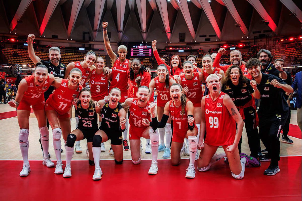 Filenin Sultanları finalde! 🇹🇷

Dünya Şampiyonası’nda A Milli Kadın Voleybol Takımımız, Japonya'yı yenerek bizi ilk kez finale taşıdı. 🏐

Ülkemizin geçirdiği bu zor günlerde bizi mutlu ettiniz 👏🏻