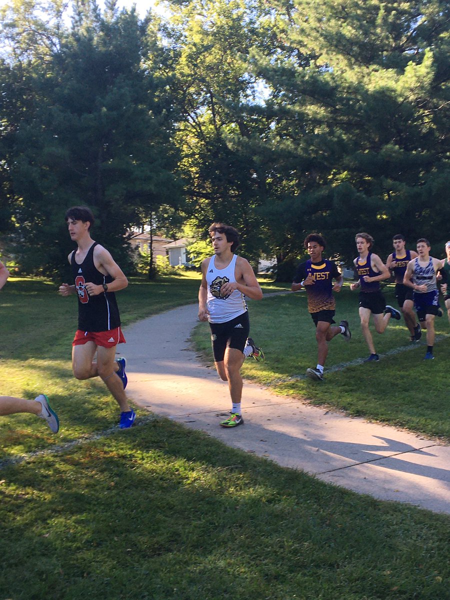 BWest_XC's tweet photo. 🏃🏼🏃🏼🏃🏼Action shot at the 1K for boys varsity https://t.co/k9RykcJdxq