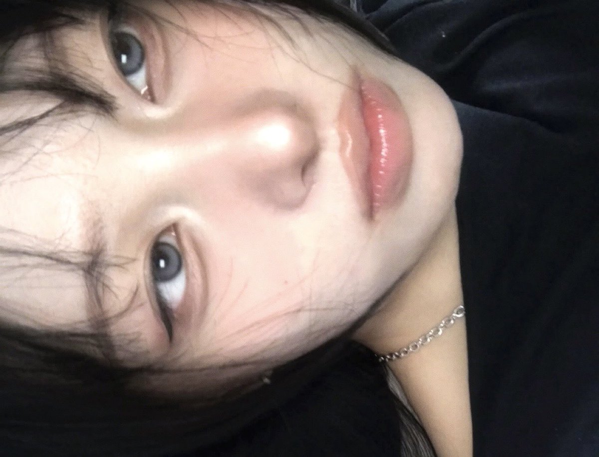 밤 tweet media