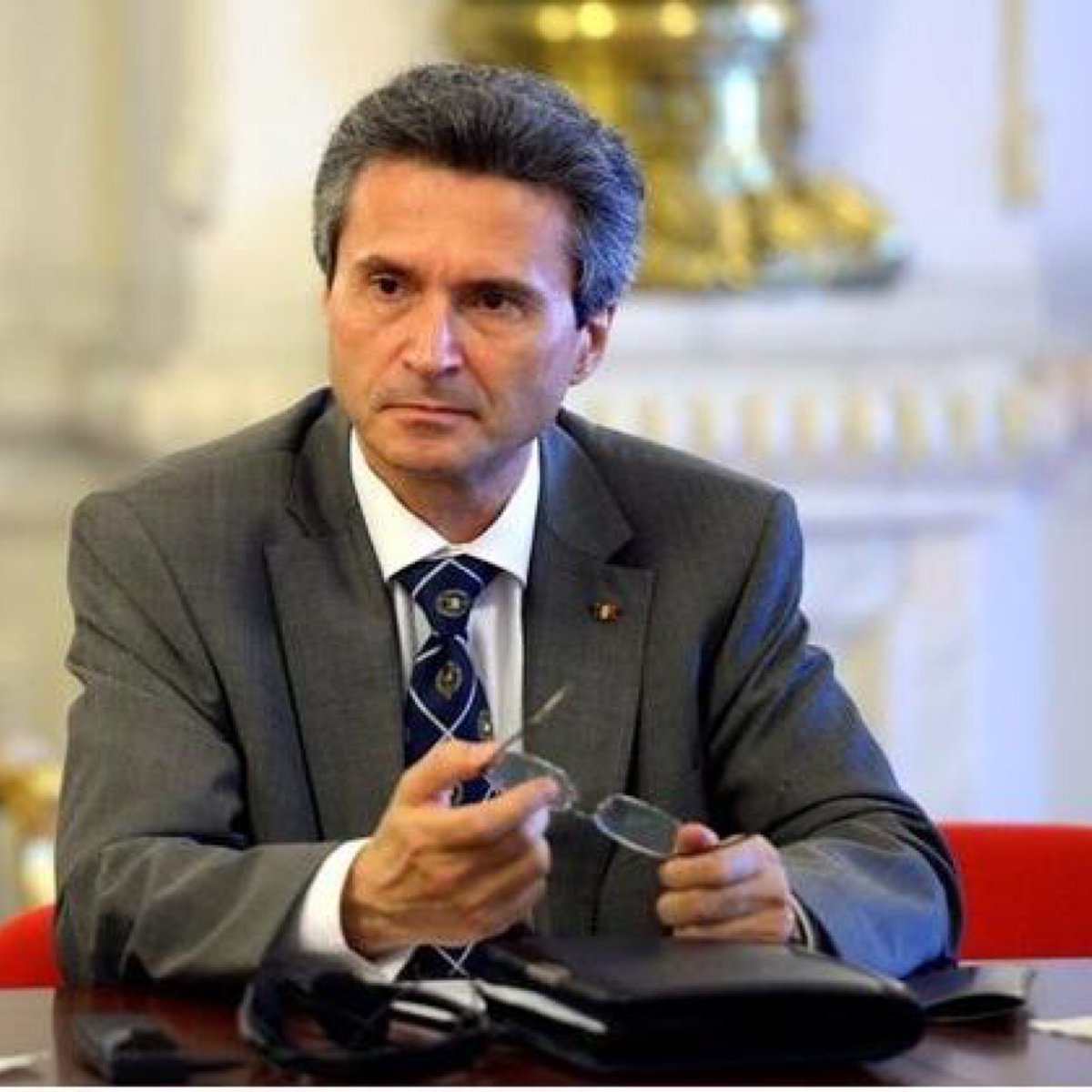 Travel_2Romania's tweet image. 📰The #AmericaTimes 
About #Diplomacy &amp;amp; #Diplomats
By
H.E. Dr. @IonJinga @RomaniaCoE   @coe
"Good diplomats do not confuse information with analyses&amp;amp;analyses with judgements,which come from knowledge&amp;amp;experience.Good diplomats have the capacity to absorb&amp;amp;process large amounts of