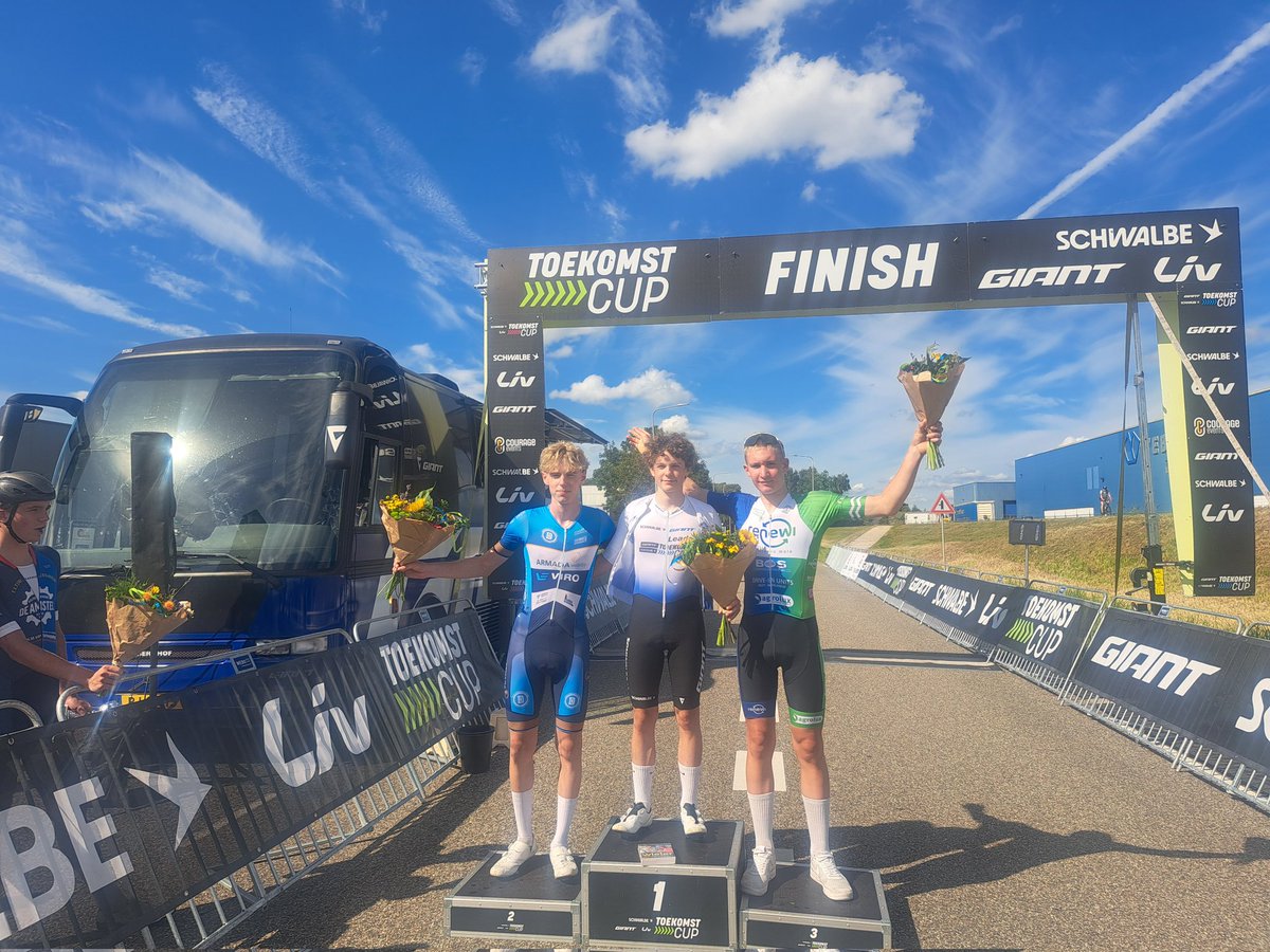 De nieuwelingen met Camiel Beuker en Sven Dijkman als winnaars van de Salverda Omloop van de IJsseldelta en de Giant Schwalbe Toekomstcup