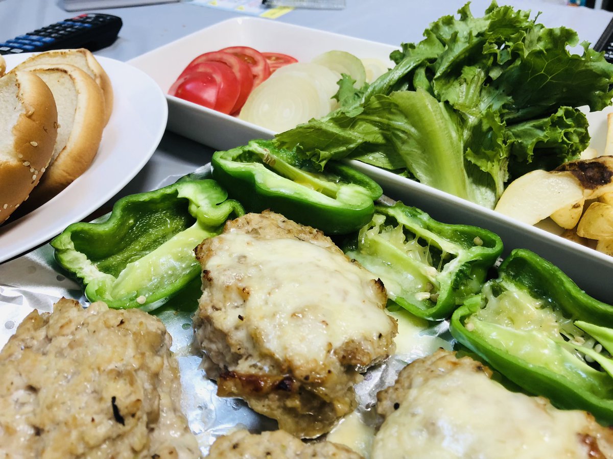 今日の晩酌
ハンバーガー
適当に詰めて食べて

今日も一日お疲れ様でした
かんぱーい🍺