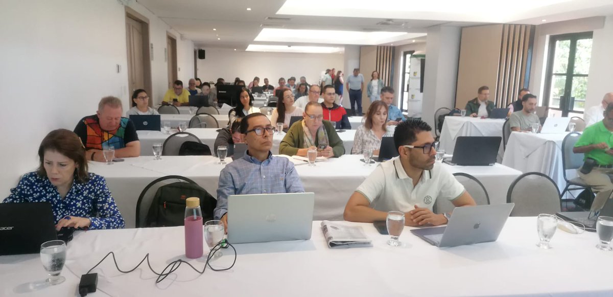 Este sábado 6 de sept.: nuestra Lección 18 de IA con el profe José Ma. Ramírez.
Aprendimos a hacer marketing con Inteligencia Artificial y a sacarle provecho a nuevas herramientas.
Gratitud a quienes nos acompañan en este ejercicio. 
#ClubDeLaPrensa #InteligenciaArtificial