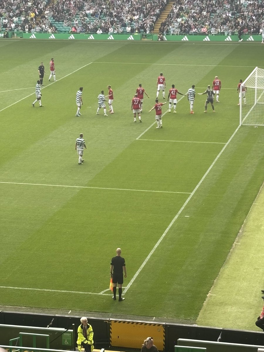 dana_ell's tweet photo. When the linesman becomes the temporary corner flag 🤣🤣🤣🤣💚🤍🧡 https://t.co/5TQzLqokuP