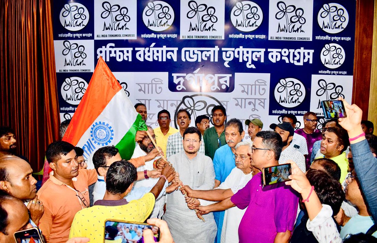 inttucwb1's tweet image. আজ দুর্গাপুরে পশ্চিম বর্ধমান জেলা তৃণমূল কংগ্রেস কার্যালয়ে অ্যালয় স্টিল প্লান্টের INTUC ও BMS সংগঠন ছেড়ে ১৪৭ জন শ্রমিক জননেত্রী @MamataOfficial আদর্শে অনুপ্রাণিত হয়ে INTTUC তে যোগদান করলেন।

 @abhishekaitc @AITCofficial @RitabrataBanerj @PradipMazumda15 
@bhumiputranaren