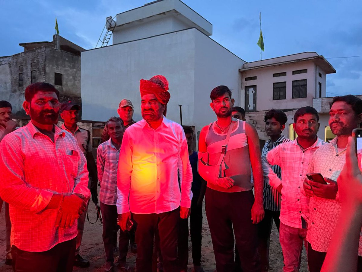 आज गणपति विसर्जन के बाद पैतृक गांव बरणगांव में मां का आशीर्वाद लिया ,इस अवसर पर परिजनों व ग्रामीणों से भी मुलाकात की |
