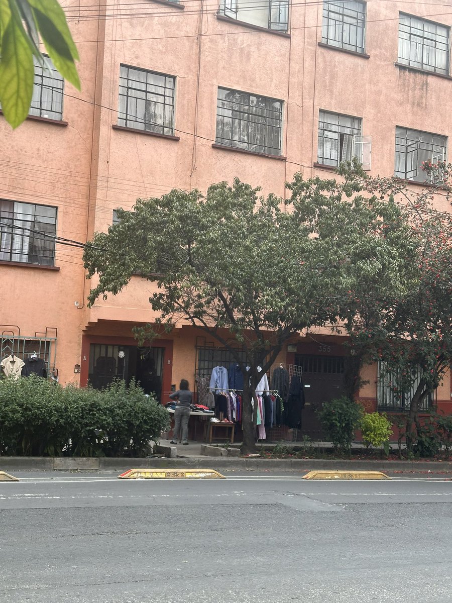 Sobre Medellin #355 ponen diario su venta de ropa y obstruyen el paso.  <a href="/AlcCuauhtemocMx/">Alcaldía Cuauhtémoc</a> <a href="/AlessandraRdlv/">Alessandra Rojo de la Vega</a>  <a href="/C5_CDMX/">C5 CDMX</a> <a href="/SSC_CDMX/">SSC CDMX</a>