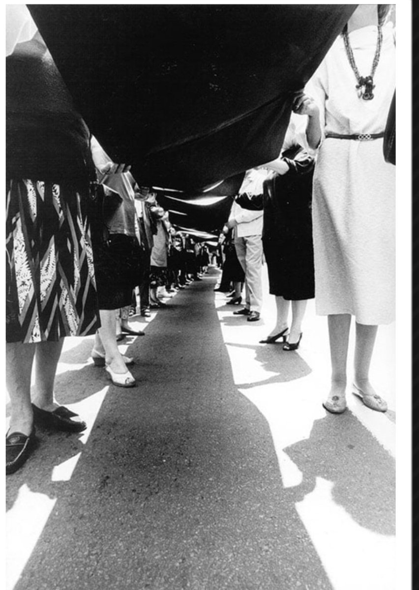 Secam se💔 
i pocetka kad su snajperima pucali na gradjane. Prekid svih tv stanica u Beogradu. Zvao me pok. prof.  Zdravko Grebo da mi kaze sta se desava. Uzas i tuga, stid💔
Oko 100 hilj Beogradjana nosilo je 1300m dug Crni Flor za Sarajevo 31.5.'92🖤od P.Albanija do Slavije