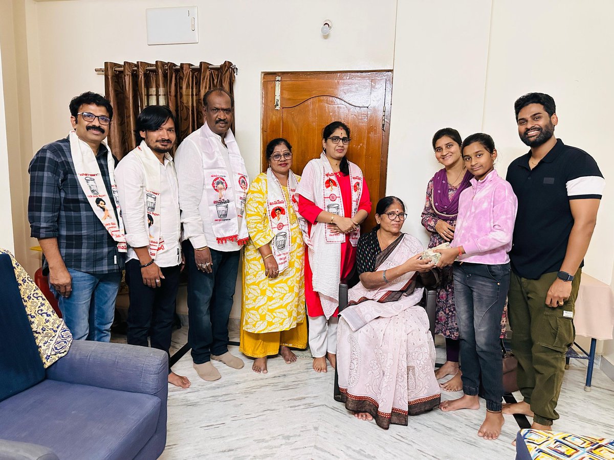 JSPVeeraMahila's tweet image. క్యాన్సర్ వ్యాధితో  చికిత్స పొందుతున్న జనసేన పార్టీ వీరమహిళ శ్రీమతి మహాలక్ష్మి గారికి ఆర్థిక సహాయం చేసి, అండగా నిలిచిన జనసేన పార్టీ NRI శ్రీ మహారాణా గారు.

జనసేన వీరమహిళ శ్రీమతి మహాలక్ష్మి గారు గత కొంతకాలంగా క్యాన్సర్ వ్యాధితో చికిత్స పొందుతున్నారు. ఈ విషయాన్ని కూకట్పల్లి వీరమహిళ…