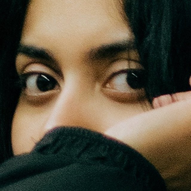 Gaueko tren bateko korridorean nabaritu nuen lehen aldiz begirada bat, astintzen ninduen objektu astun bat balitz bezala.
Gustu baduzue...
xegun.eus/begirada-bat/