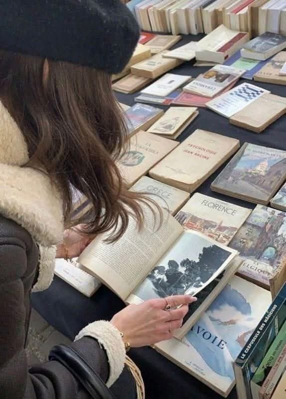 📚 "Soy una persona anticuada que cree que leer libros es el pasatiempo mas hermoso que la humanidad ha creado." 

🖊️ Wislawa Szymborska