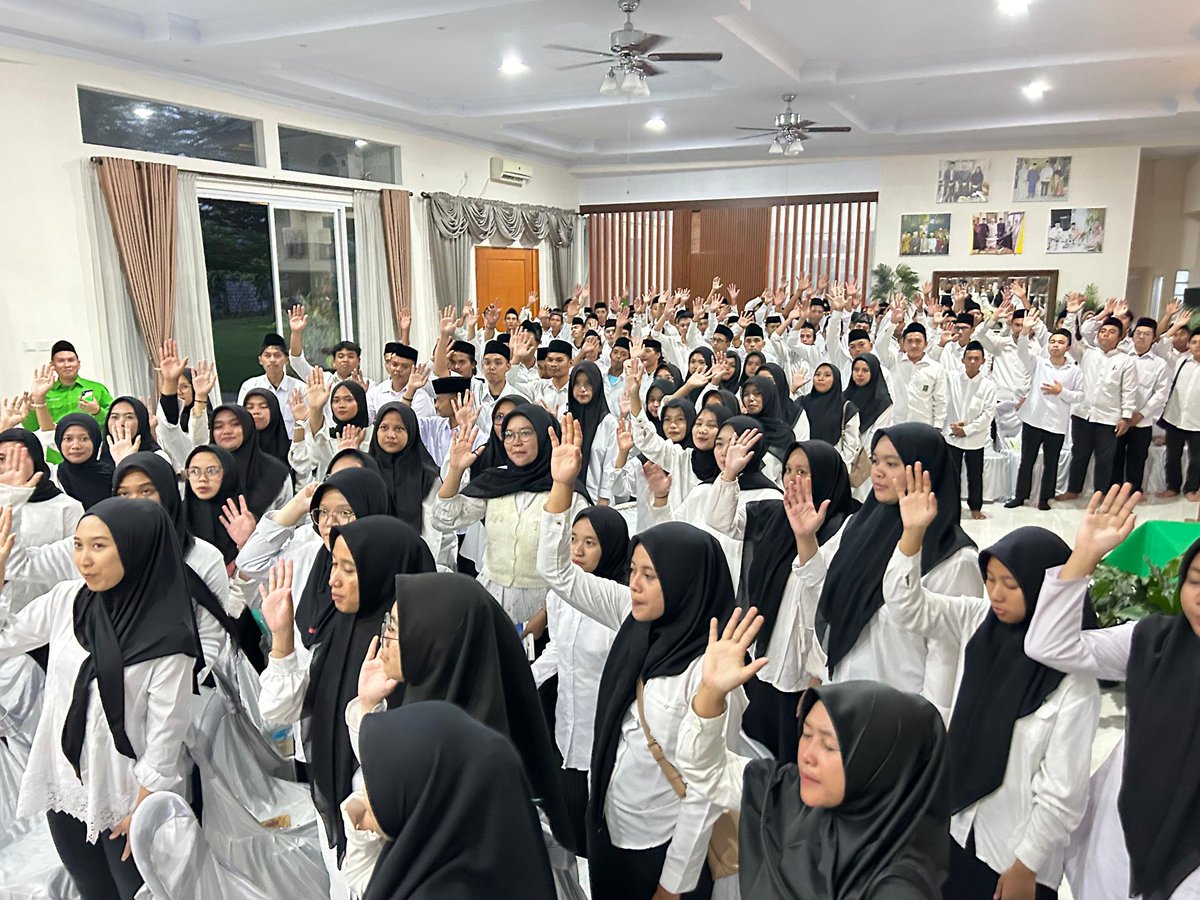 kangmaman72's tweet photo. Ketum DPP PKB @cakimiNOW memberi ruang luas bagi Gen-Z untuk tampil sebagai penggerak bangsa.
Di PKPB (Pelatihan Kader Penggerak Bangsa), Gen-Z ditempa jadi kader yang kritis, berani, dan penuh ide.
Merekalah arus baru yang akan mencerahkan Indonesia!
#PKPB #PKBSolusiBangsa https://t.co/egkIvG1sFk