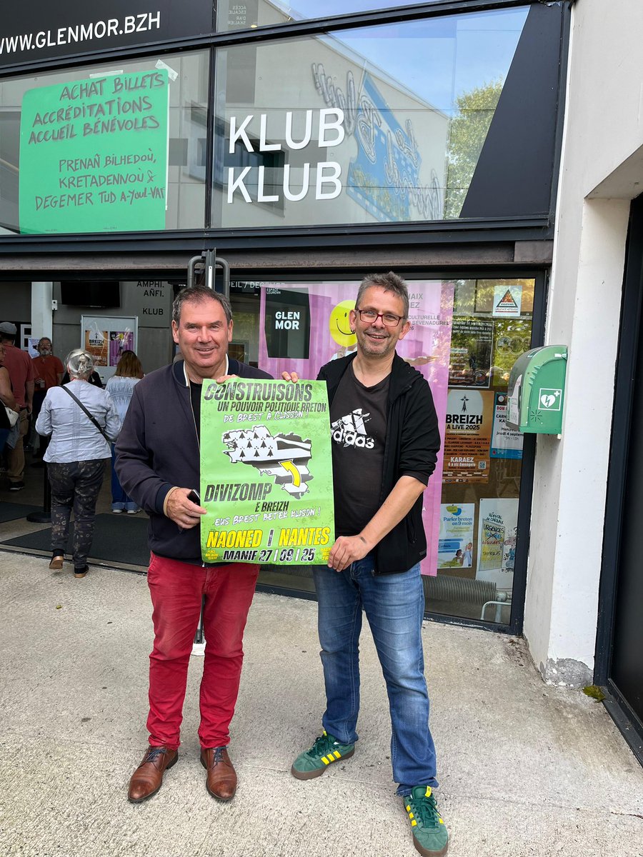 La campagne pour la manifestation de #Nantes le samedi 27/09/25 trouve un écho à #Carhaix lors de la journée "Breizh A Live" !

Dafar brudañ manifestadeg #Naoned e fin ar miz a zo skignet da vare an devezh "Breizh a live" e #Karaez ! 

#44BZH #DécidonsEnBretagne #DivizompEBreizh