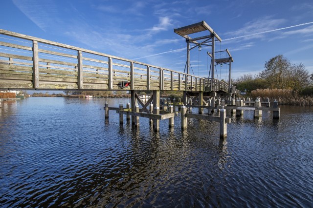 Gemeente #Teylingen gaat momenteel defecte ophaalbrug naar recreatie-eiland Koudenhoorn in #Warmond herstellen. Werkzaamheden starten waarschijnlijk in november en duren drie weken. Tijdens deze periode is de brug volledig afgesloten. Men onderzoekt of dan een pontje kan varen.