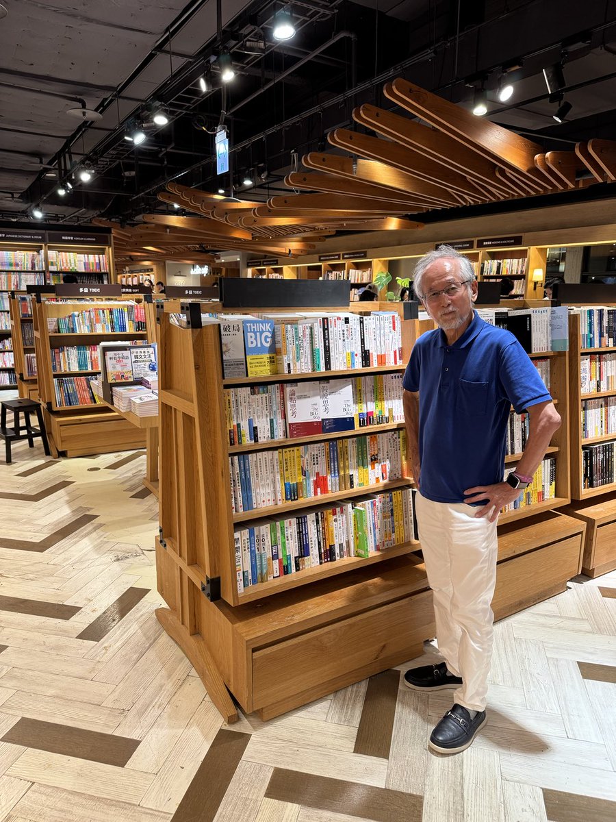 内田塾の仕事で台湾に来ています。
台湾は何度も来ていますが、有名な誠品書店は初めて。
私の本も「仮説思考」と「論点思考」が2冊置かれていました。嬉しい！
初めの2枚の写真は”Not Just Library “という別の店
こちらも素敵でした