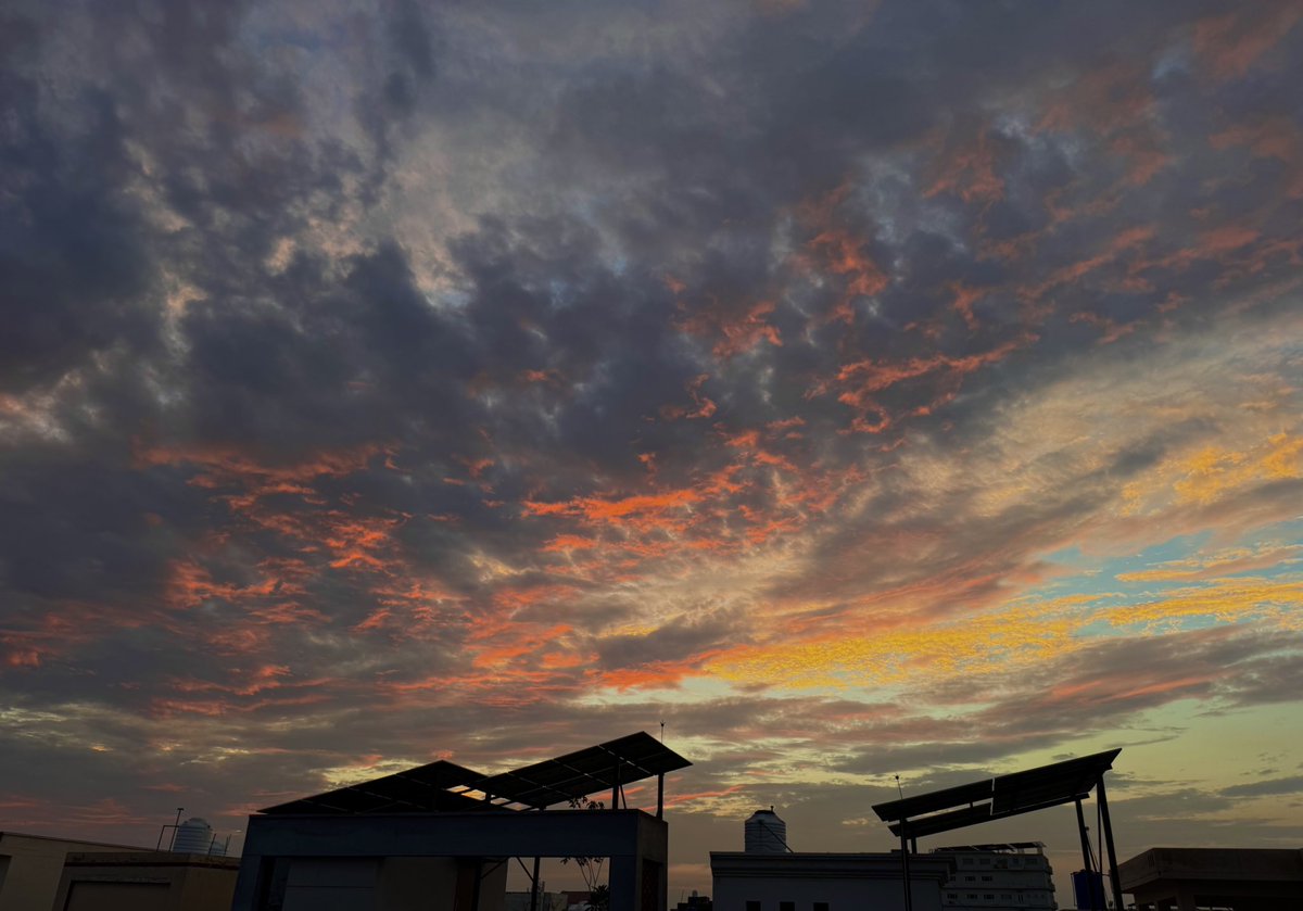 khadija_batooll's tweet image. soaking in the sunsets before the smog takes over the lahore’s skies