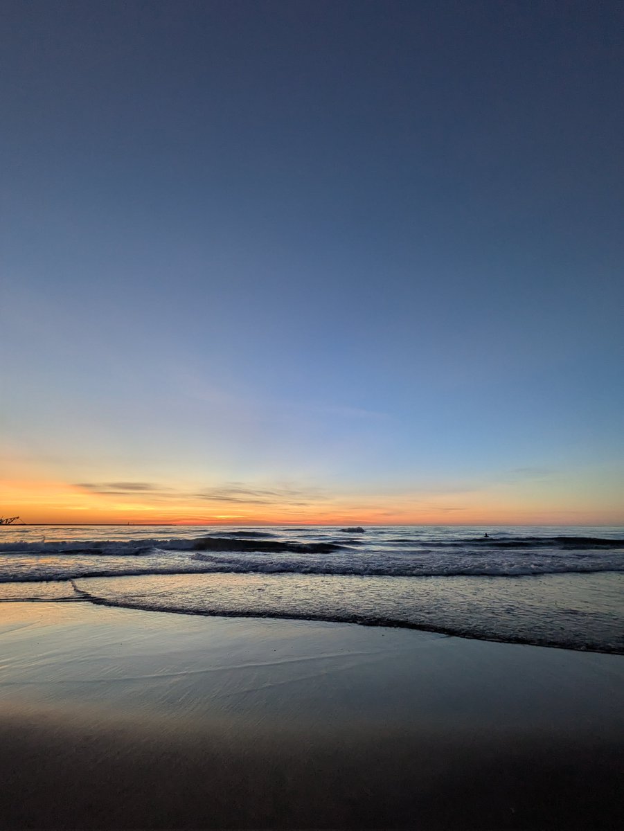 台風が過ぎて
夕陽と月が迎えてくれた
…美しいね✨