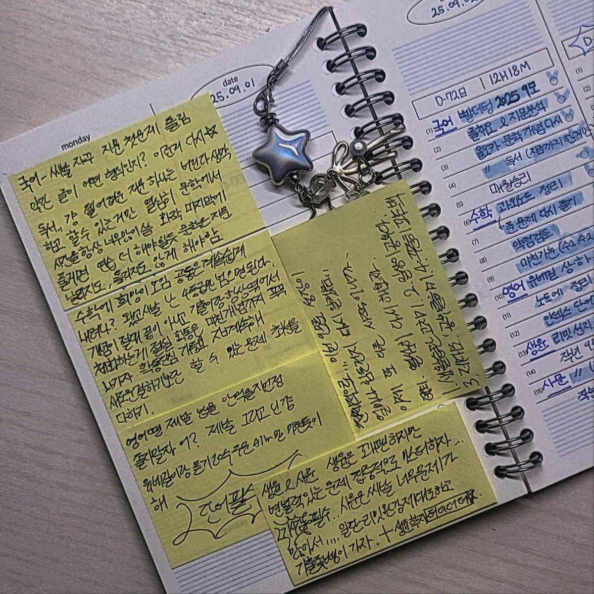 re2study's tweet image. 여뎌분 제가
6모 766546에서
9모 444432로 (ebs기준메가안믿어조까)
발전했더요…막 드라마틱한 변화는 아닐지라도
국어 빼곤 모두 바라던 만큼 나와서 
하룰거시기가라해도가겠음… 
제가 감히 힘들었다는 말을 해도 괜찮은지는 모르겠디만 너무 힘들고 또 기뻤어요
여러분도 절대 포기 하지 마셈 🍀