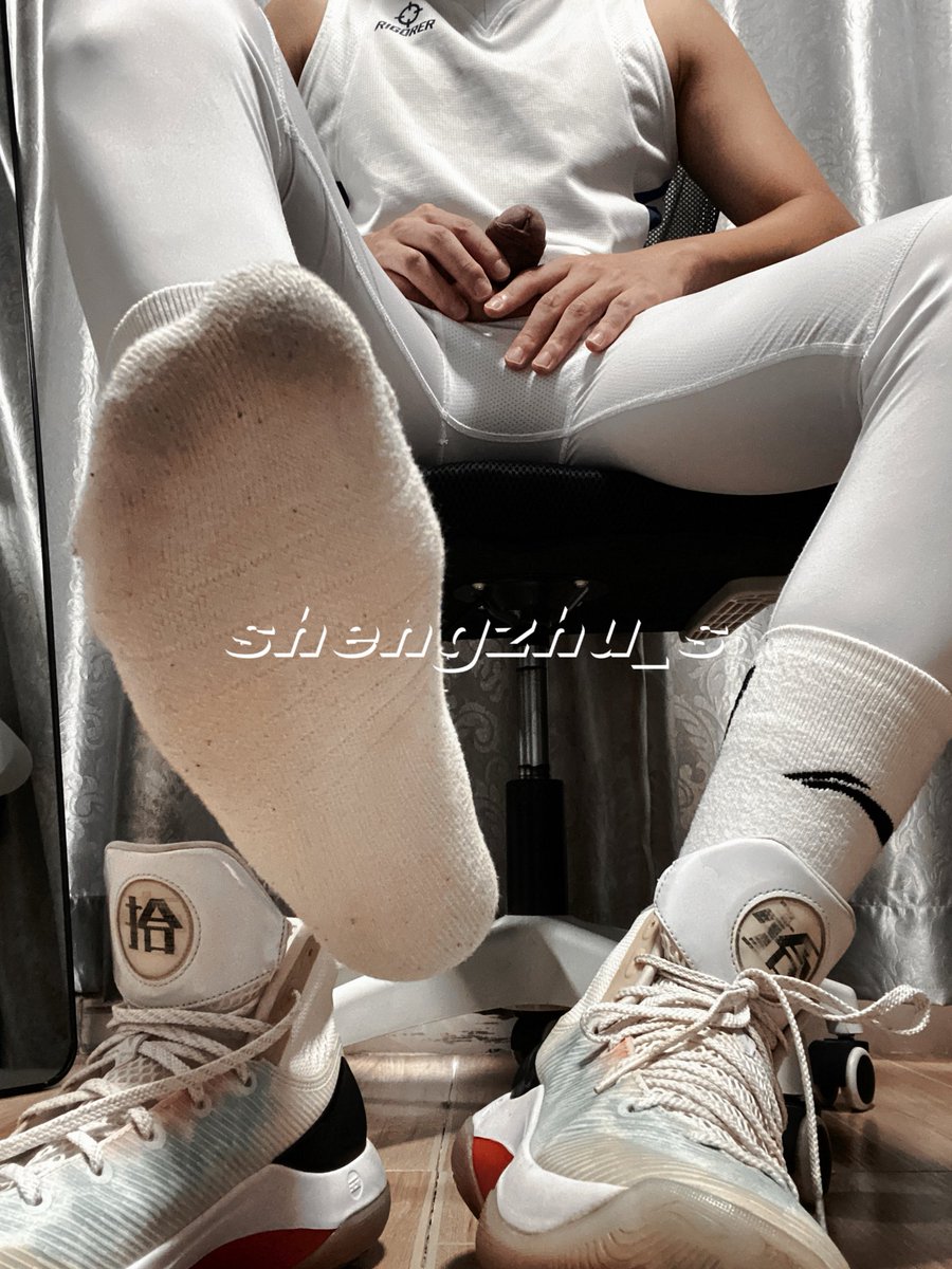 听说傻逼看了你爹的白袜臭脚脑子后面会长出阴道和阴唇供直男爹发泄🧠大鸡巴插进去搅烂你的脑子