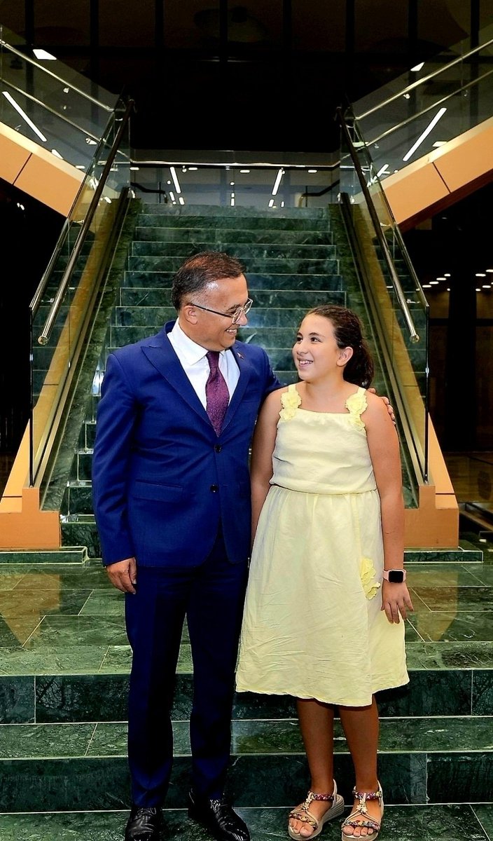 Bir yaz boyunca televizyon, gazete, radyo, dergi ve ajansta staj yaparak mesleğin farklı alanlarını öğrenen kızım Fatma, stajının son gününde Gaziantep’te Sayın Kemal Çeber ile çok özel bir programın ekibinde yer alarak final yaptı. 🎥✨

Program bitiminde Fatma, gözlerindeki