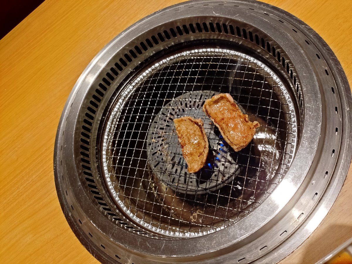 augustkaoru1218's tweet photo. 【旅グルメ】
8/31〜9/3佐賀旅
★龍王館☆
＝佐賀駅徒歩6分＝

2日連続の佐賀牛〜🐄

上赤身イチボと牛肩バラ〜

柔らかくて、歯ごたえ抜群👊
タレもいいけど、個人的に岩塩がオススメですねぇ〜 https://t.co/au7dnJMbGf