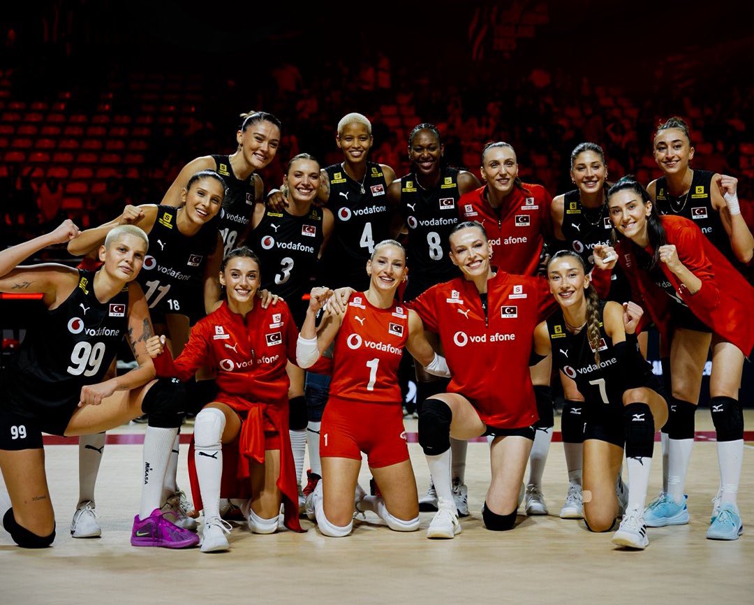 Tebrikler #FileninSultanları ❤️🤍
Japonya’yı 3-1 mağlup ederek Dünya Şampiyonası’nda finale yükselen Voleybol Milli Takımımızı yürekten kutluyorum.
Azminiz, mücadeleniz ve başarınızla gururumuz oldunuz! 🇹🇷