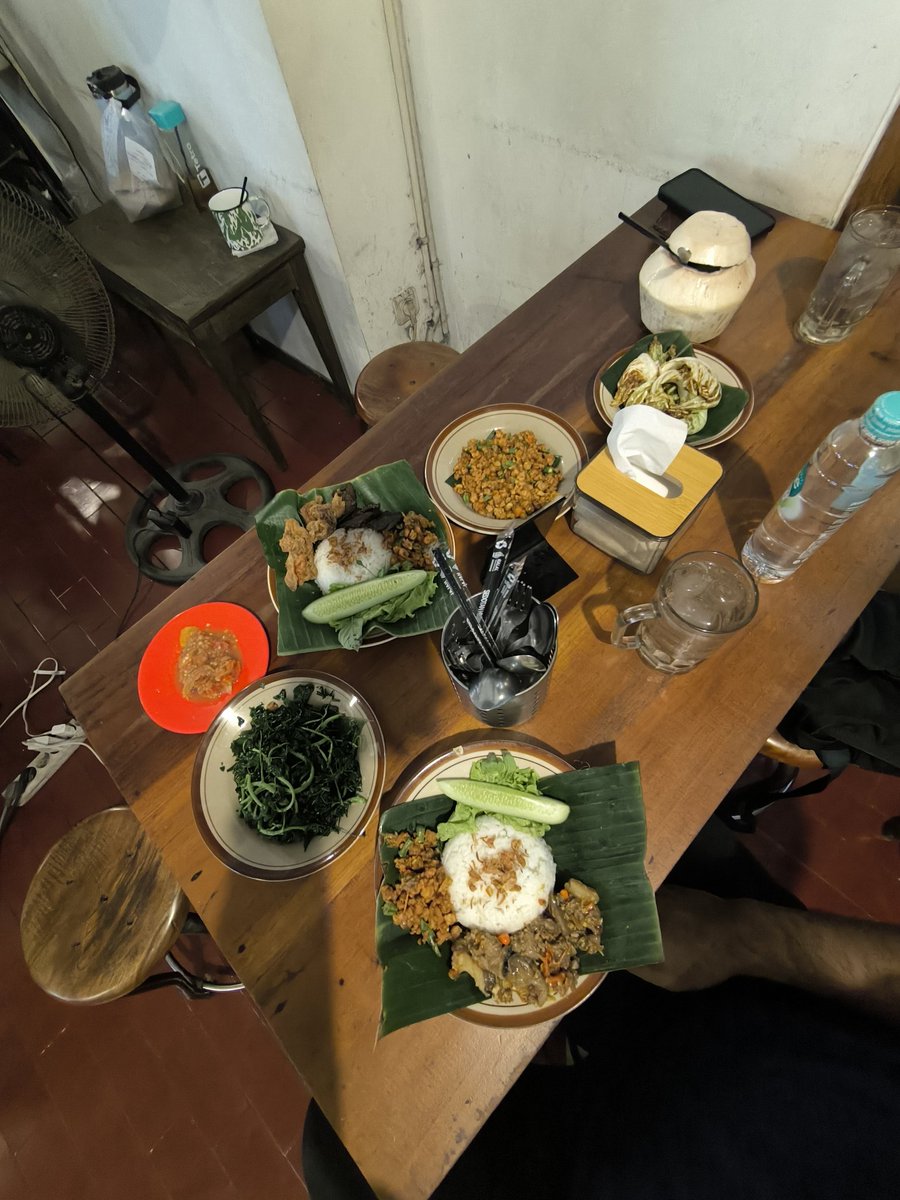 mirip kyk makanan sunda, jungkut sama sambelnya mayan lah