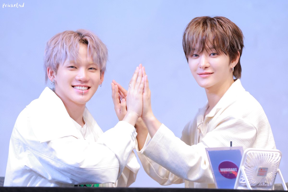 14x21diary's tweet photo. glad they are seatmates &amp; they are both glowing! 😭✨ [pcr. Prickelnd0421] #최현석 #지훈 https://t.co/rGlZ1AuumD