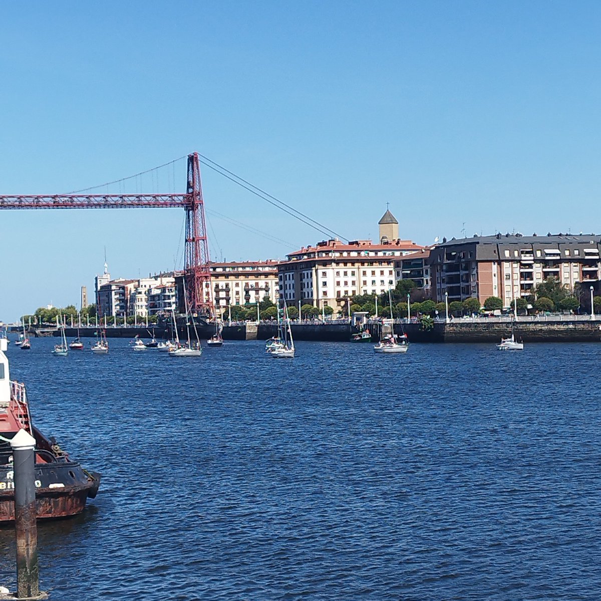Botes, traineras, pesqueros, embarcaciones de recreo remontando la Ría del Nervión contra el #GenocidioGaza #stopgenocideinGazza #StopGenocidio