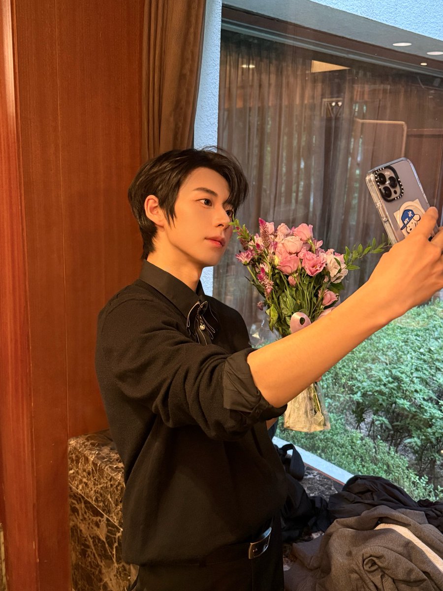 faelumiere_'s tweet photo. @bluuuelove @AHOF_official This is my favorite photo of himmm 🩵🤍💚

KWATASTIC BIRTHDAY JEONGWOO  
#서정우_태어나줘서고마워 
#LuckyBoyJEONGWOOday
@AHOF_official https://t.co/luUFUOXkwM