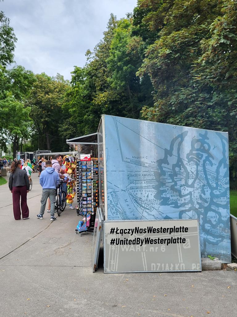 Łączy nas Westerplatte.
Oraz gofry, zapiekanki, kolba kukurydzy i tona chińskiego g*wna.
Sa miejsca, gdzie bazary powinniśmy sobie darować.