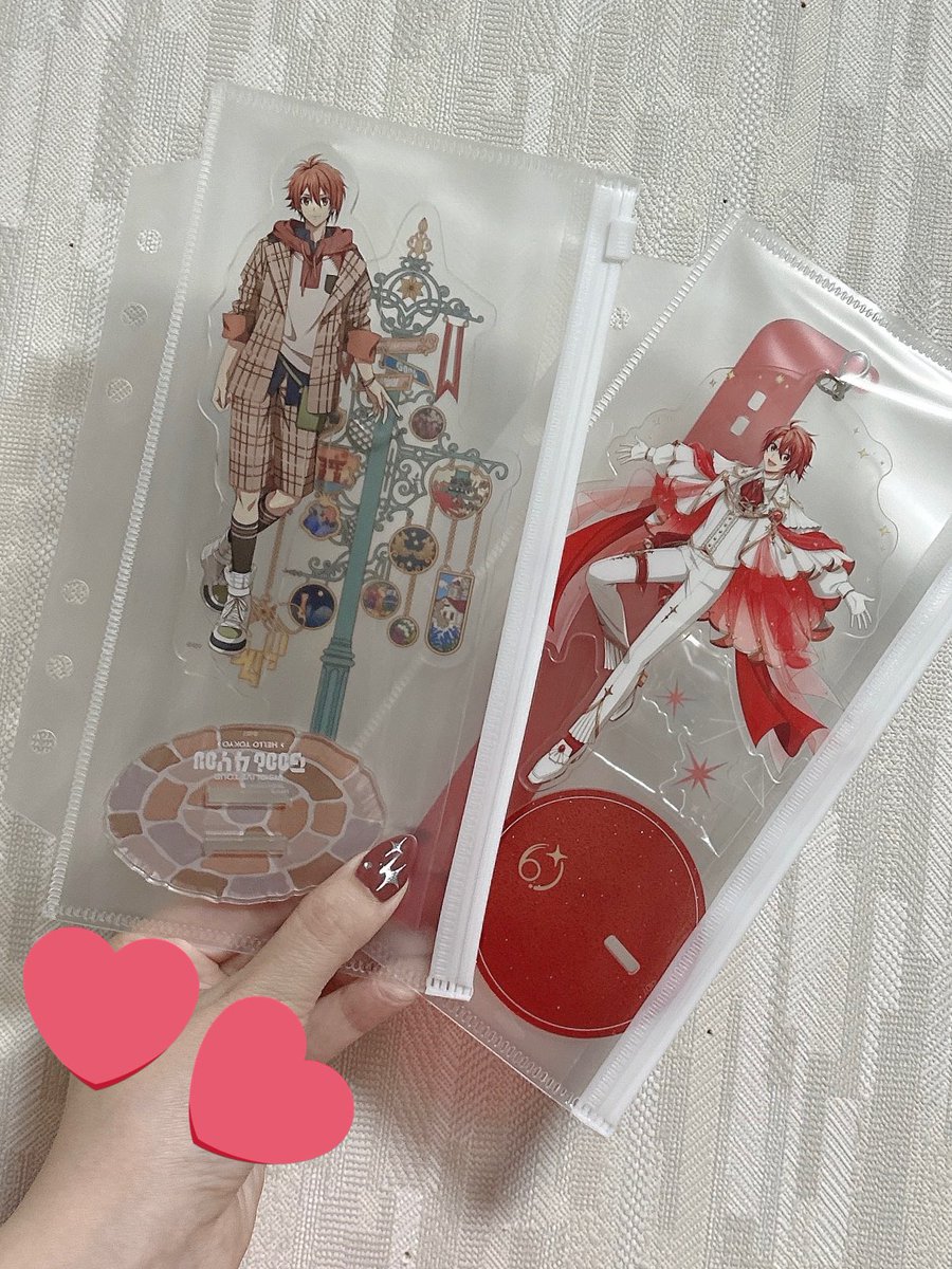 i7_S2_tomomi's tweet photo. 中に仕切りがついてるジッパーリフィル…これ前から売ってた！？
見つけて即買ってしまった…😂

背景があるアクスタとか、大きくて台座とかを重ねないと入らないアクスタに便利だね… https://t.co/UqHyBh4T4t