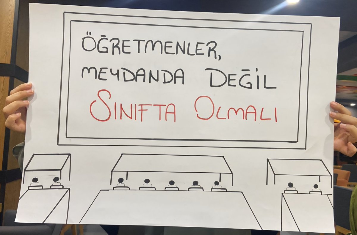 ❗️KPSS 2024 sürecinde yüksek puanlar almasına rağmen verilen düşük kontenjanlar nedeniyle mağdur edilen öğretmenler, bugün Konya’da seslerini duyurmak için bir araya geldiler.
❗️Emek verip yıllarca çalışan bu gençler, sadece hak ettikleri atamayı ve emeğin karşılığını istiyor.