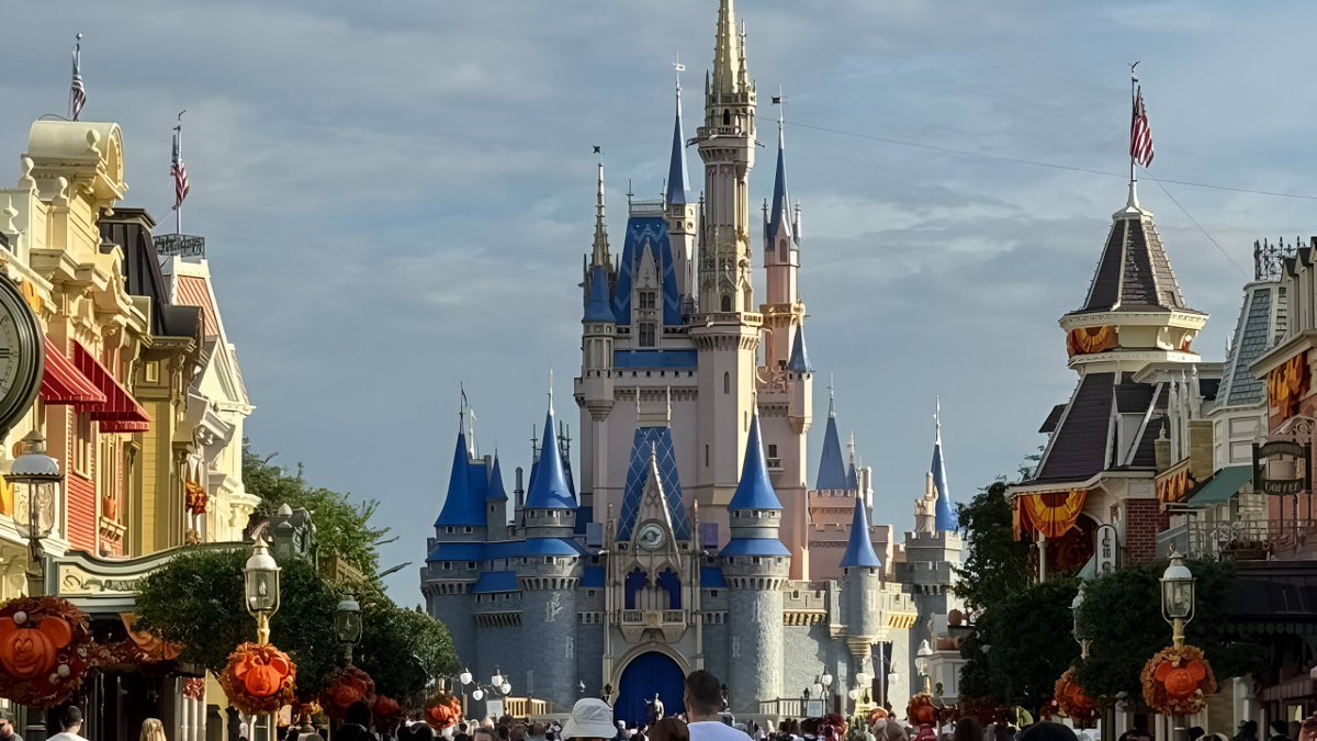 IndianTechGuide's tweet image. 🚨 Andhra Pradesh to initiate talks with Walt Disney to establish a “Disney World City” in Anantapur. 

(CNBC)