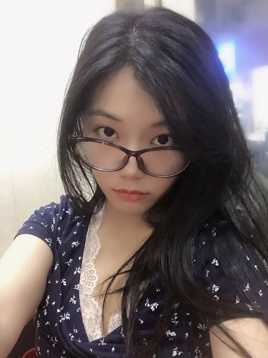 戴上眼鏡看起來很乖嗎？
其實我想壞壞😈