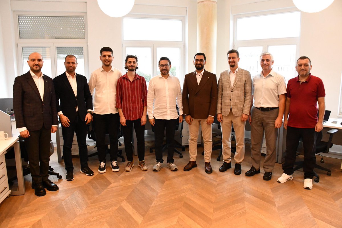 Genel Müdürümüz <a href="/serdarkaragoz/">Serdar Karagöz</a> AA Üsküp Ofisimizi ziyaret ederek, AA Arnavutça ve Makedonca Servisimizdeki çalışma arkadaşlarımızla görüştü. Genel Müdürümüze ziyaretleri için bir kez daha teşekkür ediyoruz.