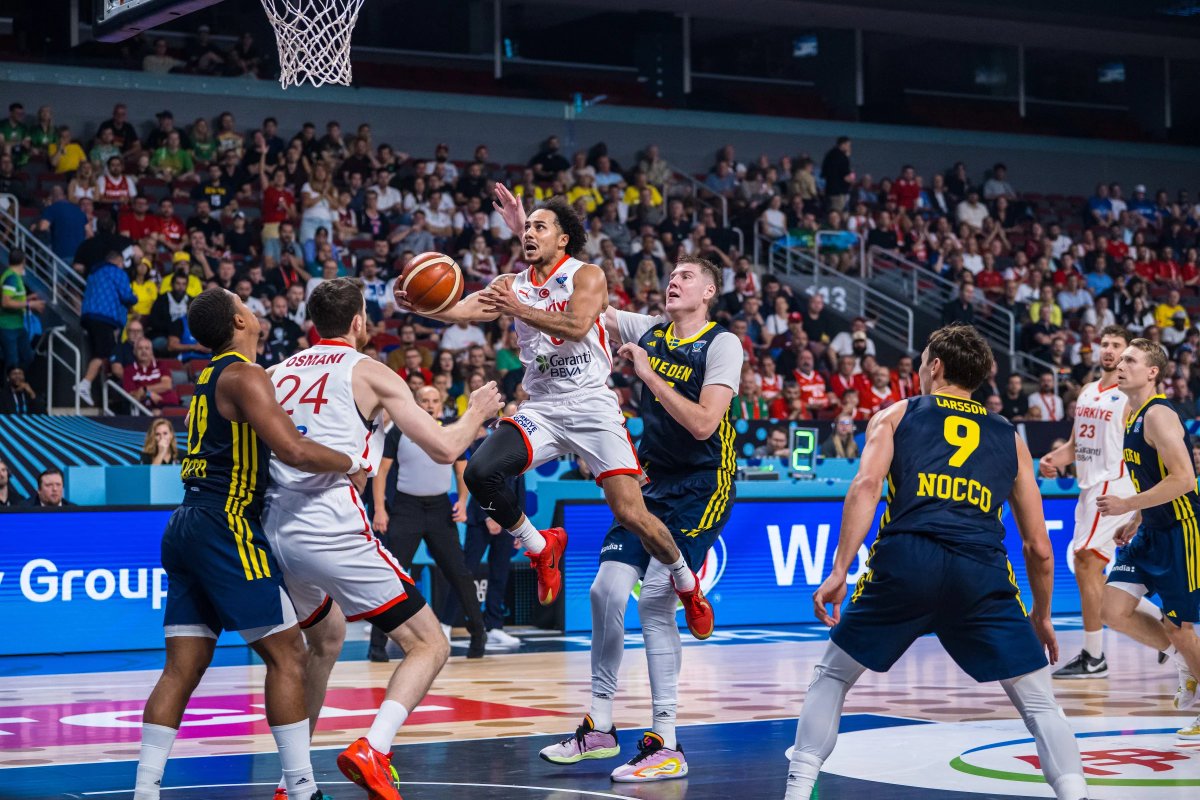 1 - İsveç'i 85-79 yenerek EuroBasket'te çeyrek finale kalan Türkiye, turnuvada 2001'den (79-78 vs Almanya; yarı final) bu yana ilk kez bir eleme maçını kazandı. Marş.