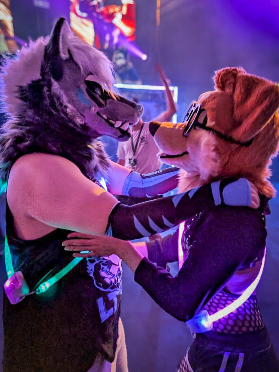 MaxFluffys's tweet photo. Ever lock eyes with someone and forget everything else? ❤️ https://t.co/iRXQNfLXj0