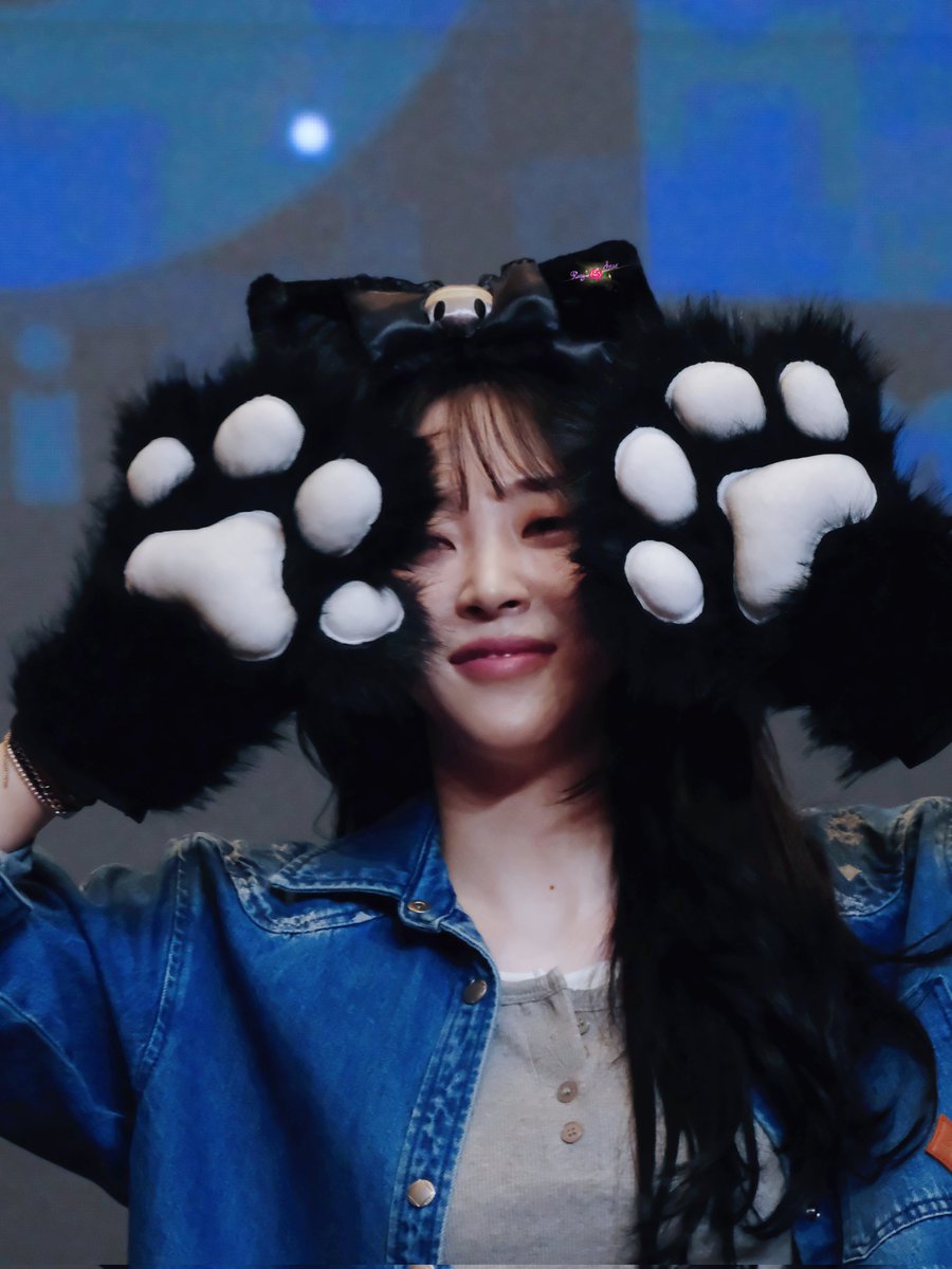 ROSYSTAR22O3o's tweet photo. 250906 iminitv 广州

🐈‍⬛🐾

#마마무플러스 #마마무 #문별  #MAMAMOO #Moonbyul #MAMAMOOplus https://t.co/e1ELU5iWlk