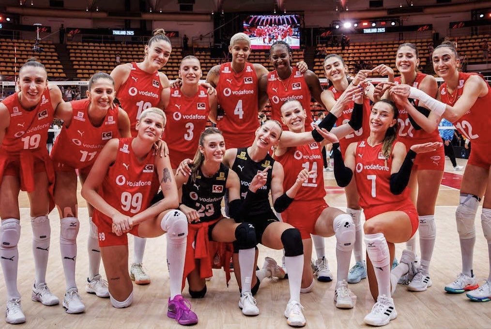 Kadın voleybol takımımız
inanç,azim,kararlılık ve
emek dolu mücadeleleriyle
Dünya Şampiyonluğunda
finale ulaştılar. Büyük
Atatürk’ün kahraman dediği
kadınlarımız voleyboldaki
başarıları ile; pek çok ilki ve
sevinci hepimize yaşattılar.
Onlarla gurur duyuyoruz👏🇹🇷