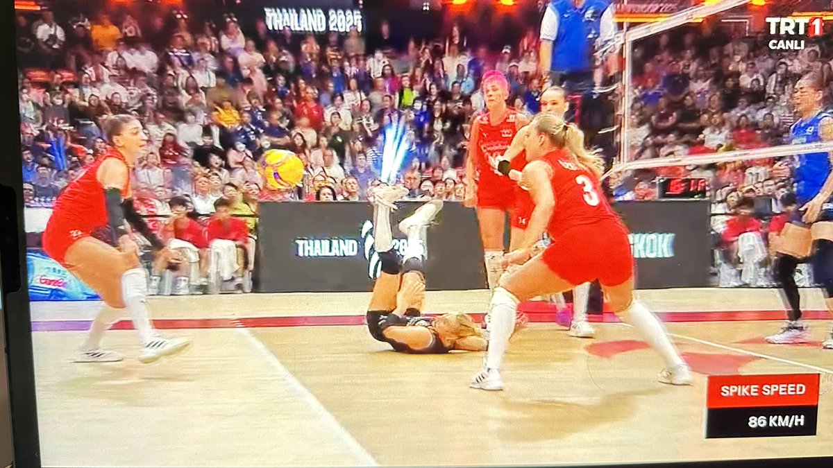 Tebrikler ve elinize kolunuza sağlık kızlar. Son zamanların en güzel haberi ve hediyesi. 🏐🏐🏐 Finalde başarılar 🍀🍀🍀