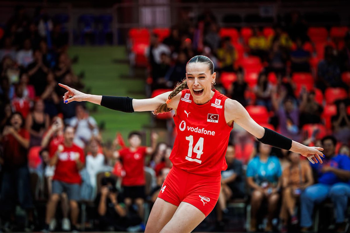 🇹🇷Eda Erdem;

"Buraya şampiyon olmaya inanarak geldik. Adım adım geldik. Altıncı bölümü bitirdik ve finaldeyiz. Çok mutluyum, çok büyük emek var. 

Bütün yaz kızlar çalıştı. 22-18 gerideyken bile bu maçı alacağımızı söyledim.  Her şey inanmakla başlıyor. Biz çok inançlıyız. Yine