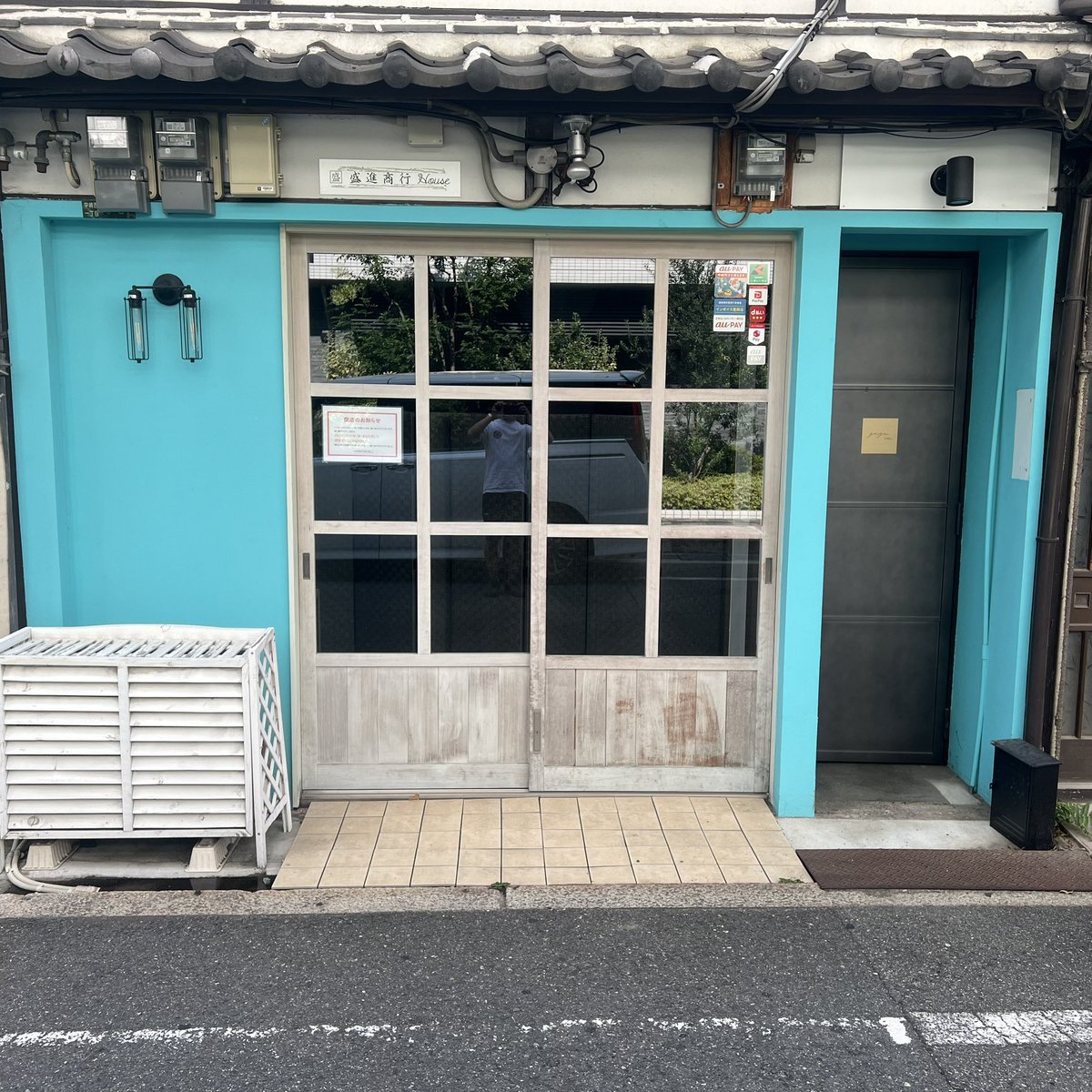vape_worx's tweet photo. この度VAPEWORXの2店舗目を大阪にオープンさせていただきます！！
@vapeworxosaka 
フォロー拡散お願いします🔥

SNS等でご存じの方も多いですが今回、大阪のVape Store bluさん閉店後の跡地を引き継がせていただくこととなりました。
新たにVAPEWORX OSAKAとして9月12日(金)よりオープンさせていただきます！！

また店長には、大阪アメリカ村にてVAPEショップ 48STYLEの店長をしておりました爆煙君こと田中龍斗が就任させていただきます。
48STYLE店長の際は話題の絶えない男でしたが応援していただければ幸いです。

VAPEWORX京都並びに大阪を今後ともよろしくお願いいたします。

VAPEWORX OSAKA
530-0015
大阪市北区中崎西1丁目8-31
06-7655-0452(工事中)
営業時間 12時〜21時
2025年9月12日(金)オープン