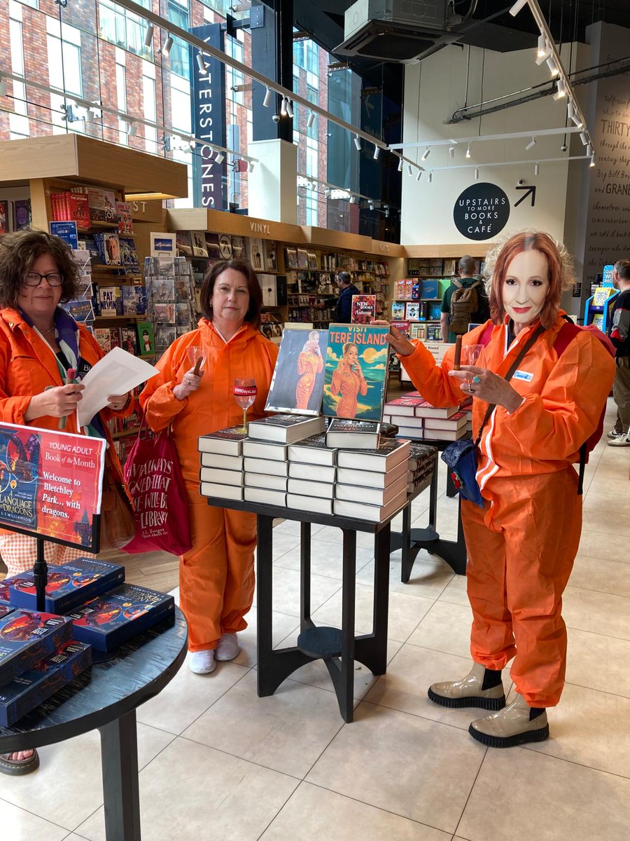 FemNorthern's tweet image. #OffToMars
Teeny table table downstairs.
No shrine to our Queen.
#JKRcult